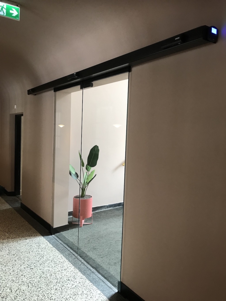 Automatische volledig glas hotel Utrecht - Vinflex