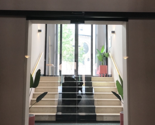 Automatische schuifdeur VinFlex volledig glas hotel Utrecht