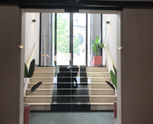 Automatische schuifdeur VinFlex volledig glas hotel Utrecht